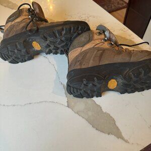 Mountrail Brand/Gore Tex Hiking Boots, size 9